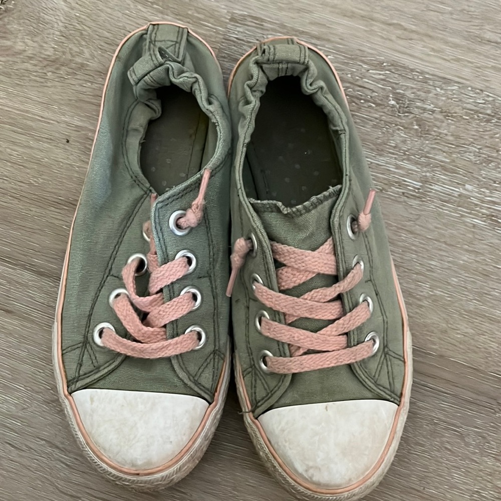 Green and pink kids tennis shoes size 3 Jasmine